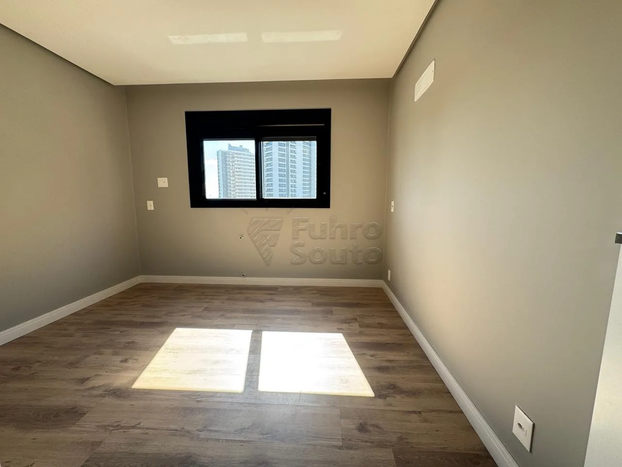 Comprar Apartamento / Padr&atilde;o em Pelotas R$ 970.000,00 - Foto 4