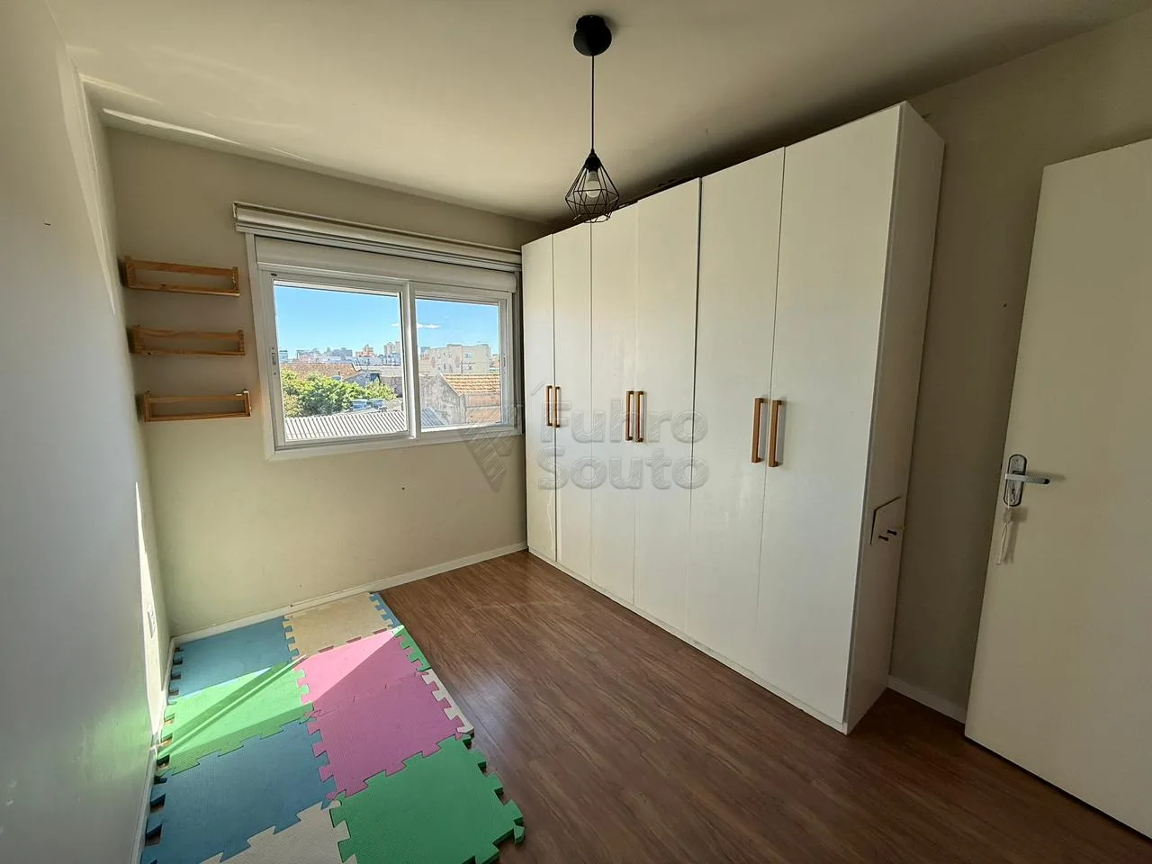 Comprar Apartamento / Padr&atilde;o em Pelotas R$ 360.000,00 - Foto 5