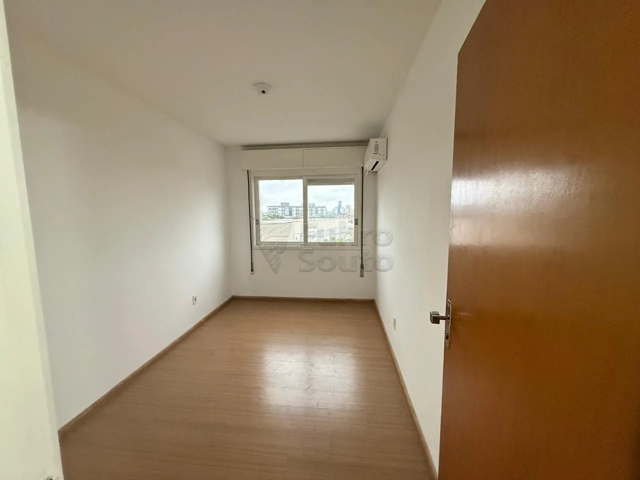 Comprar Apartamento / Padr&atilde;o em Pelotas R$ 340.000,00 - Foto 2