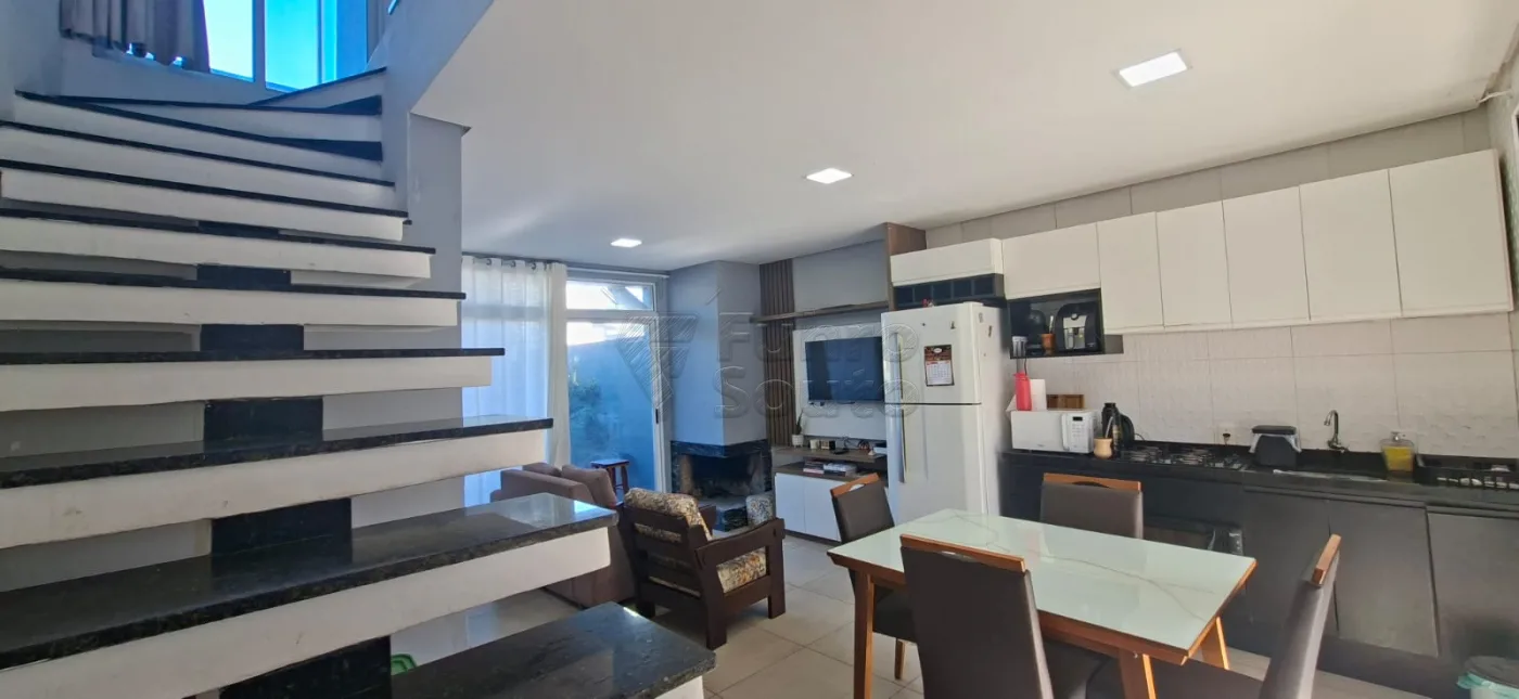 Comprar Casa / Padr&atilde;o em Pelotas R$ 380.000,00 - Foto 2