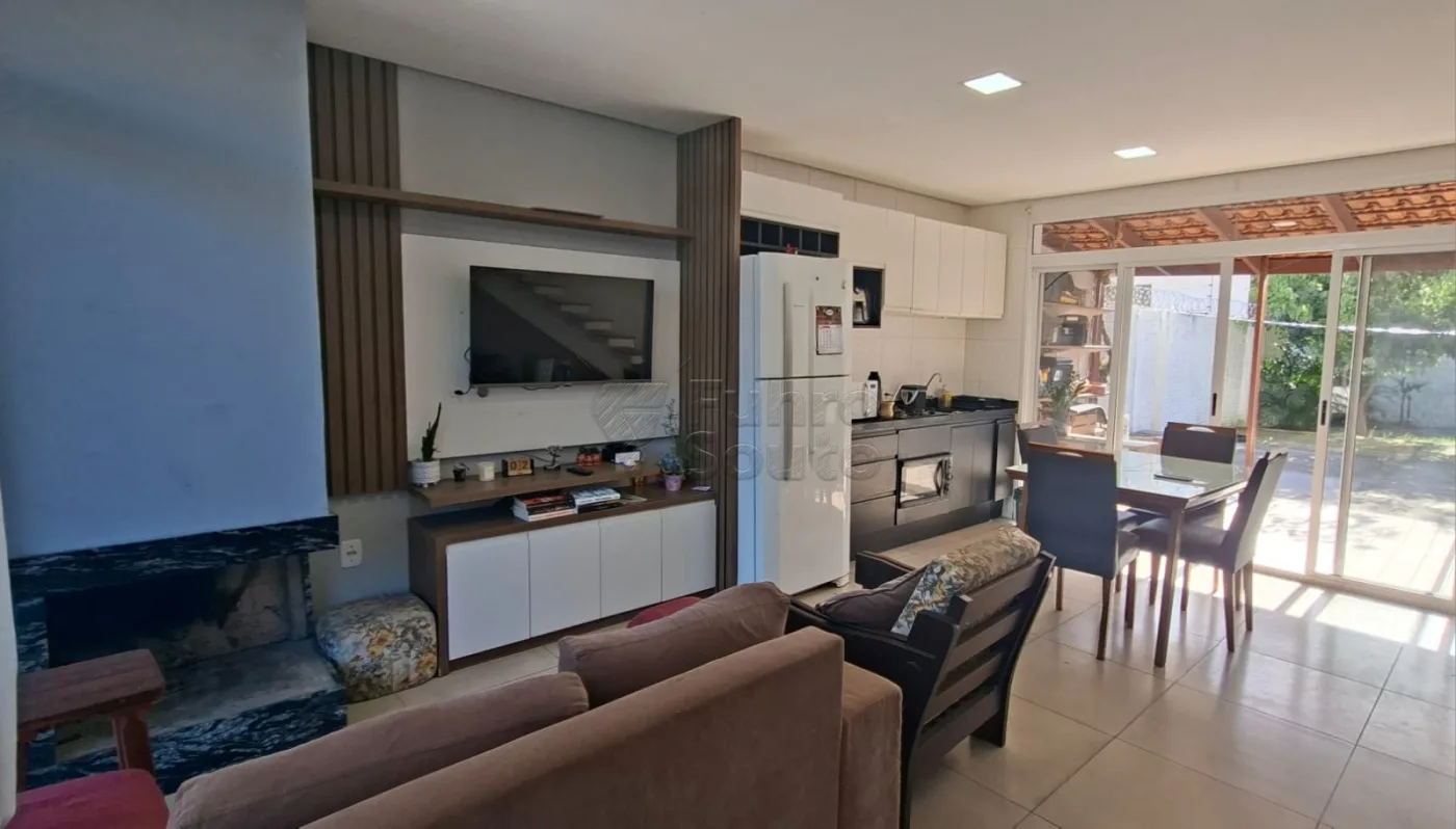 Comprar Casa / Padr&atilde;o em Pelotas R$ 380.000,00 - Foto 1