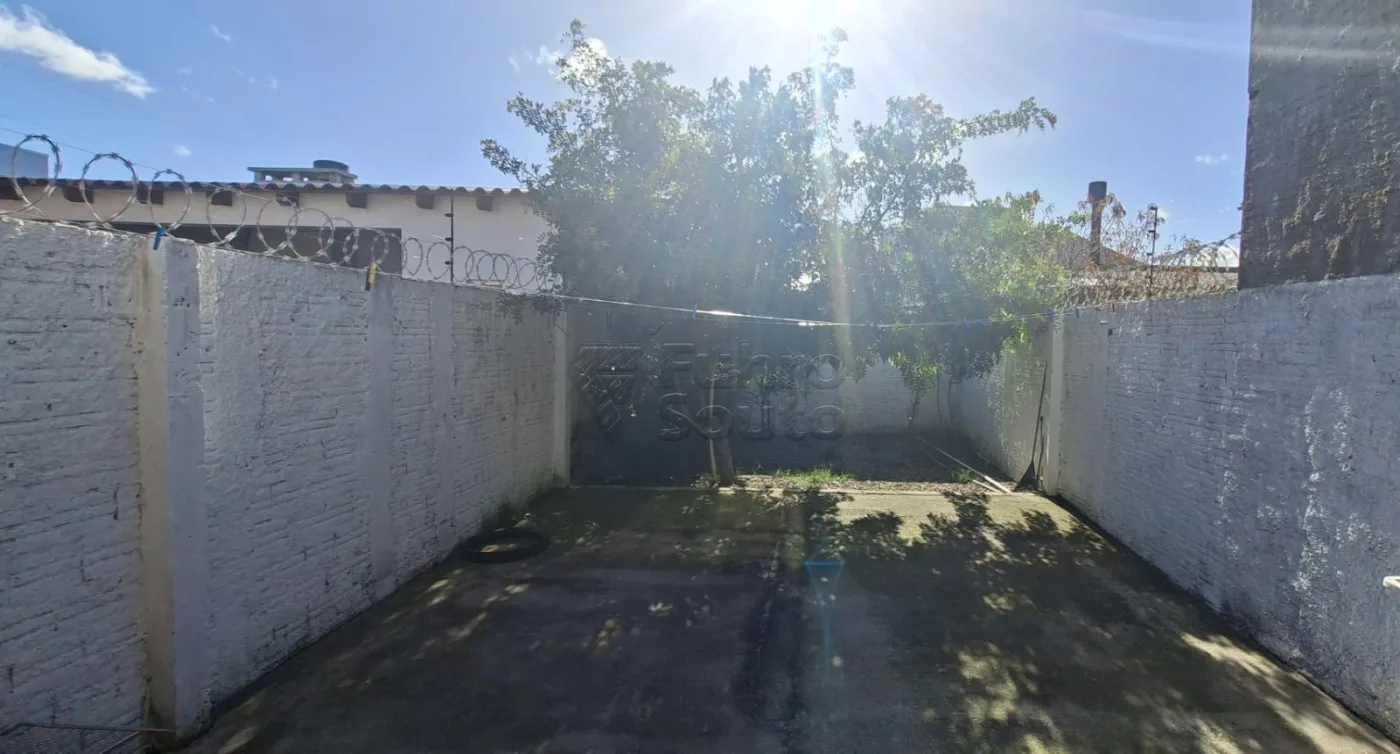 Comprar Casa / Padr&atilde;o em Pelotas R$ 380.000,00 - Foto 6