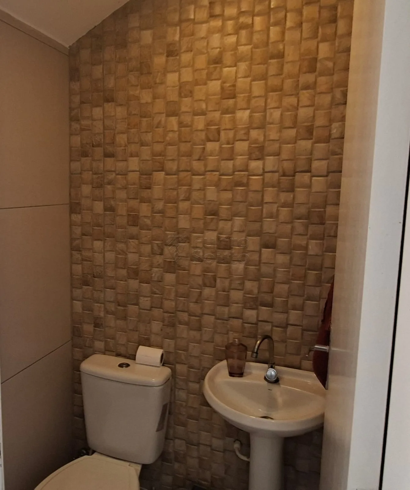 Comprar Casa / Padr&atilde;o em Pelotas R$ 380.000,00 - Foto 5