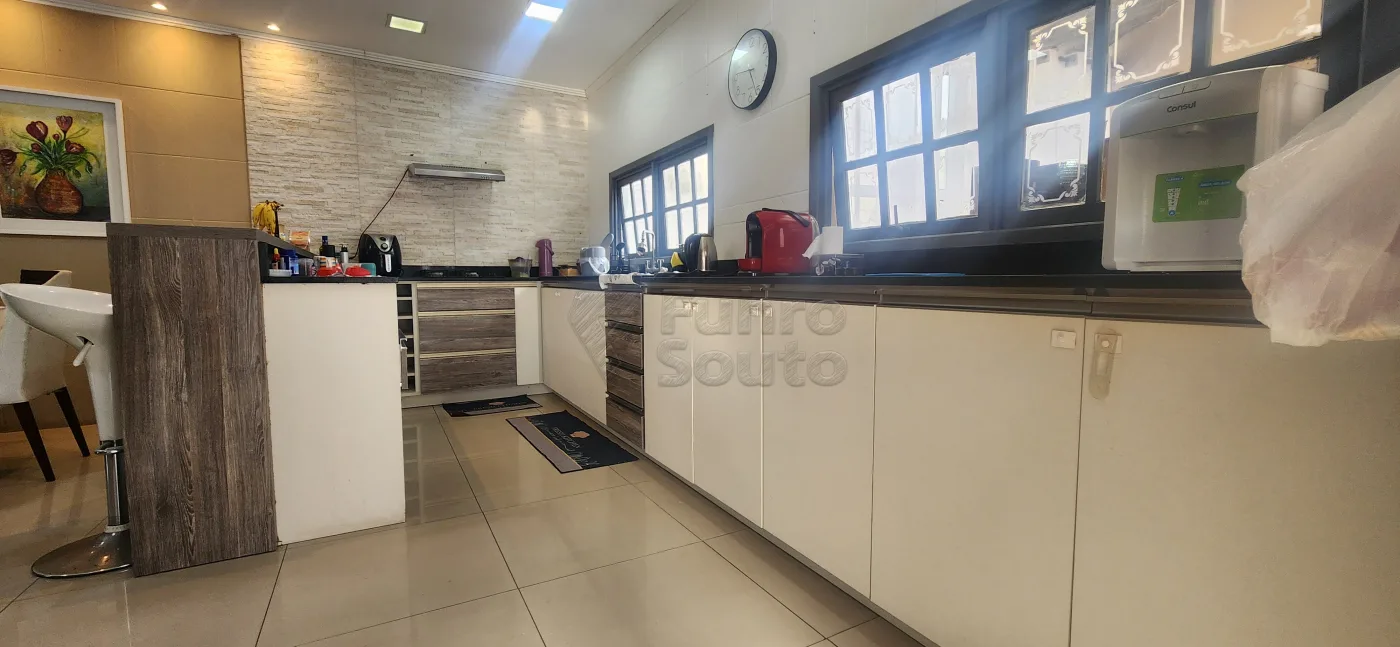 Comprar Casa / Padr&atilde;o em Pelotas R$ 820.000,00 - Foto 2