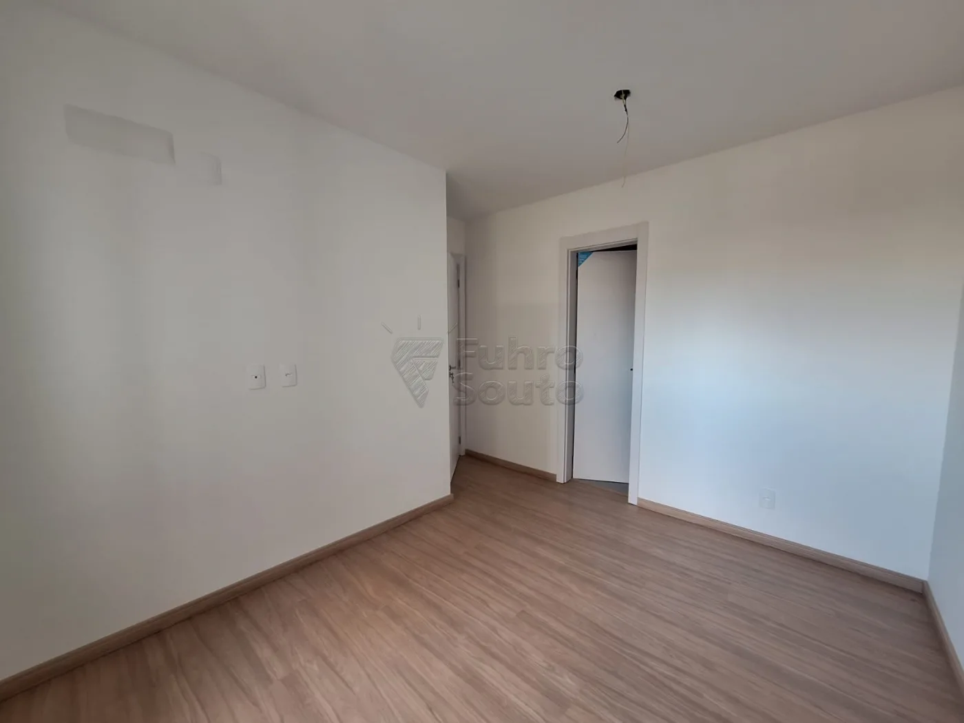 Comprar Apartamento / Padr&atilde;o em Pelotas R$ 430.000,00 - Foto 4