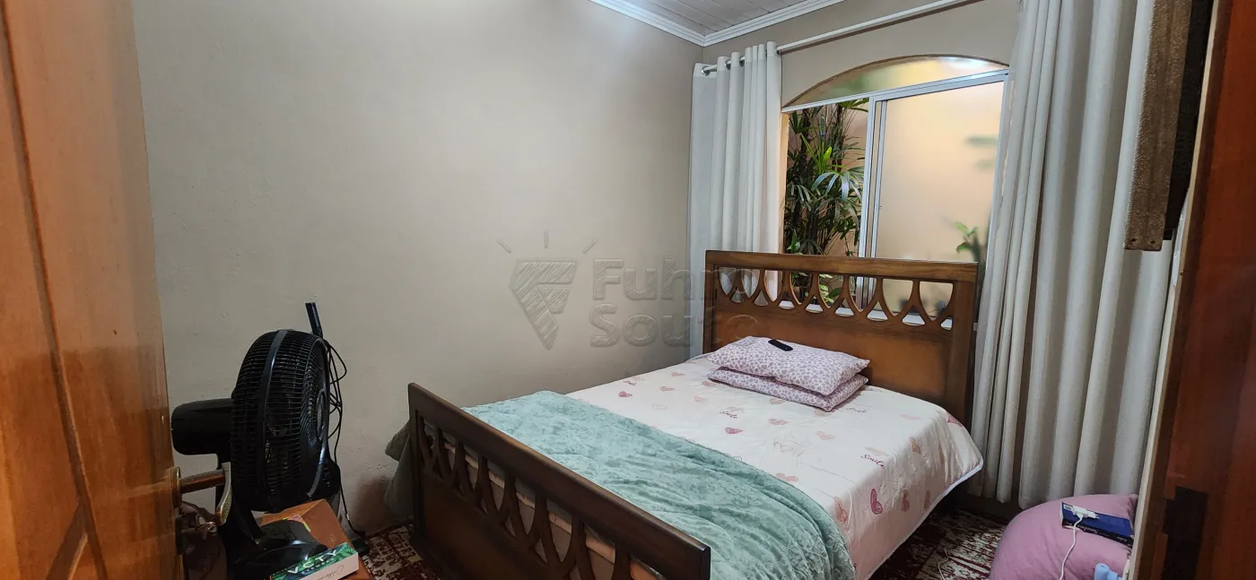 Comprar Casa / Padr&atilde;o em Pelotas R$ 385.000,00 - Foto 4