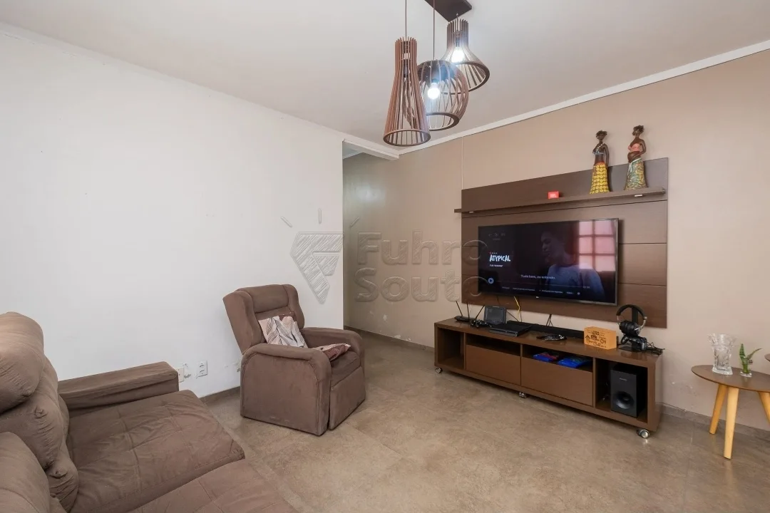 Comprar Casa / Padr&atilde;o em Pelotas R$ 425.000,00 - Foto 2
