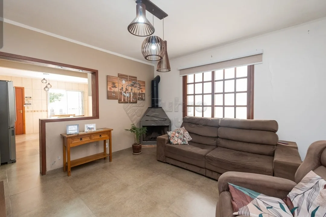 Comprar Casa / Padr&atilde;o em Pelotas R$ 425.000,00 - Foto 3