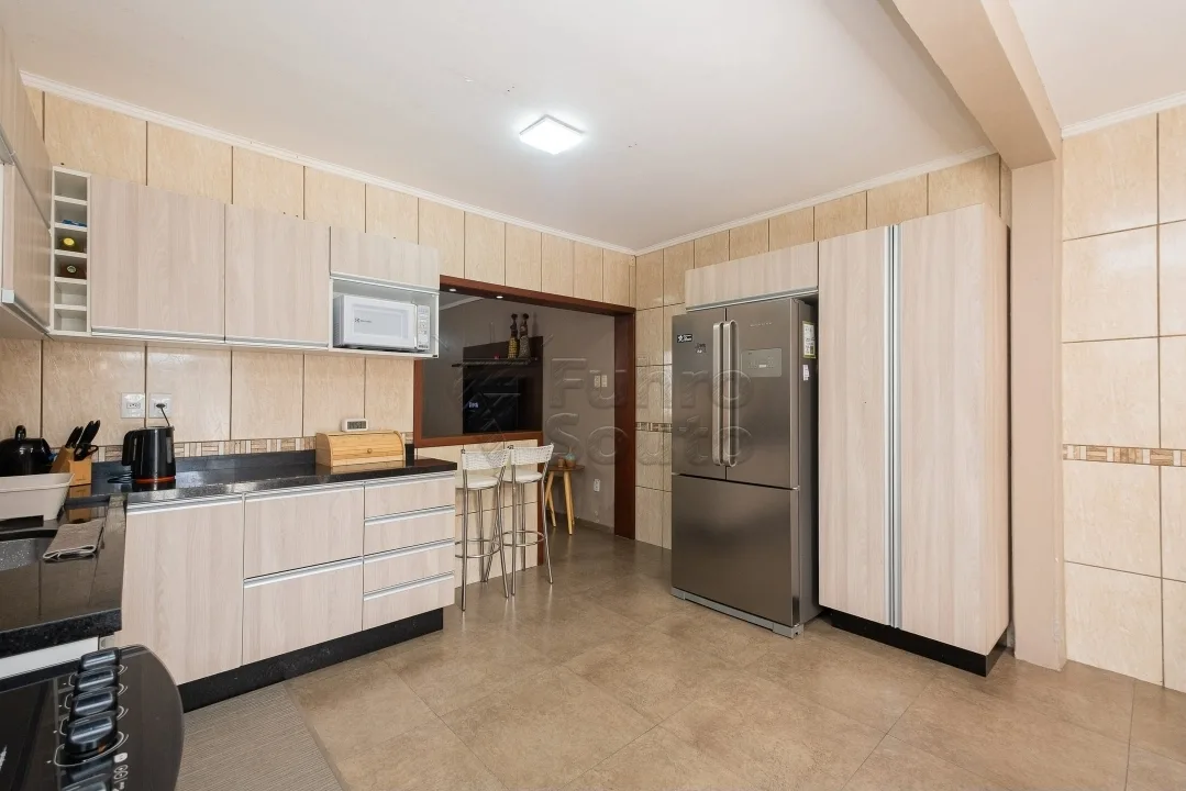 Comprar Casa / Padr&atilde;o em Pelotas R$ 425.000,00 - Foto 5