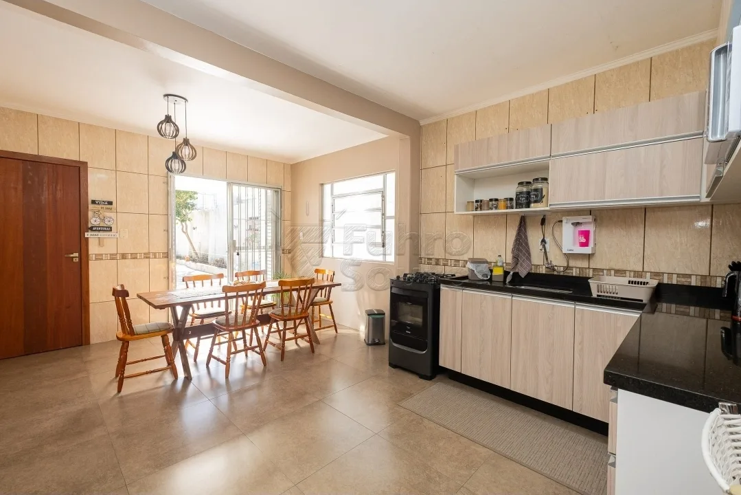 Comprar Casa / Padr&atilde;o em Pelotas R$ 425.000,00 - Foto 8