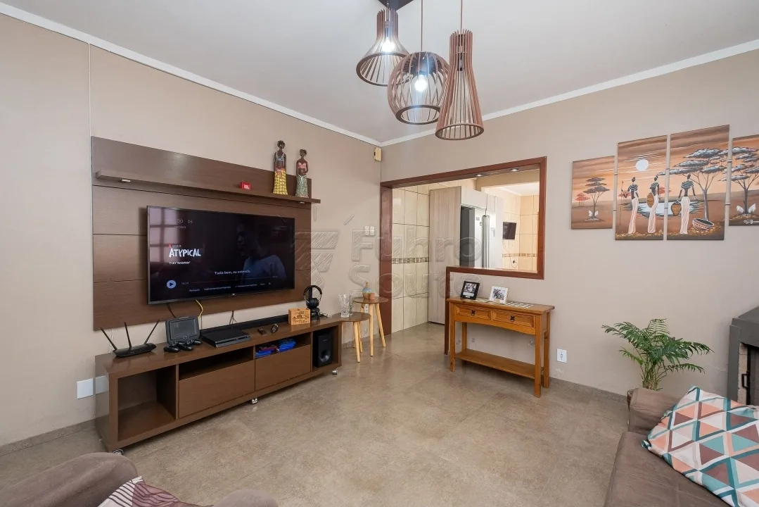 Comprar Casa / Padr&atilde;o em Pelotas R$ 425.000,00 - Foto 1
