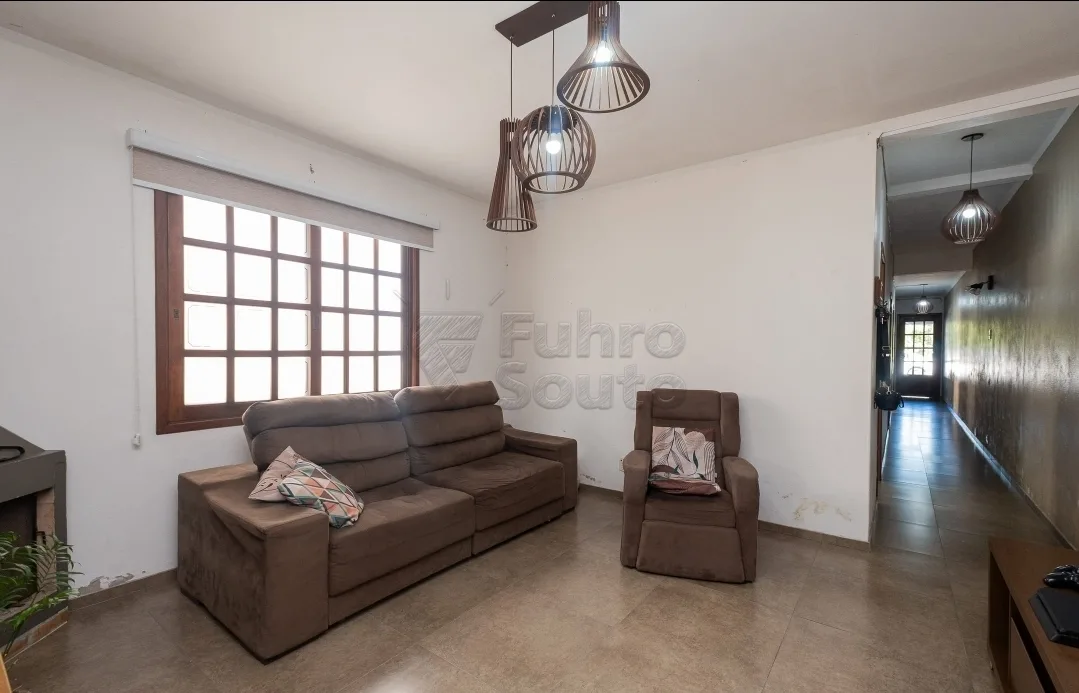 Comprar Casa / Padr&atilde;o em Pelotas R$ 425.000,00 - Foto 4
