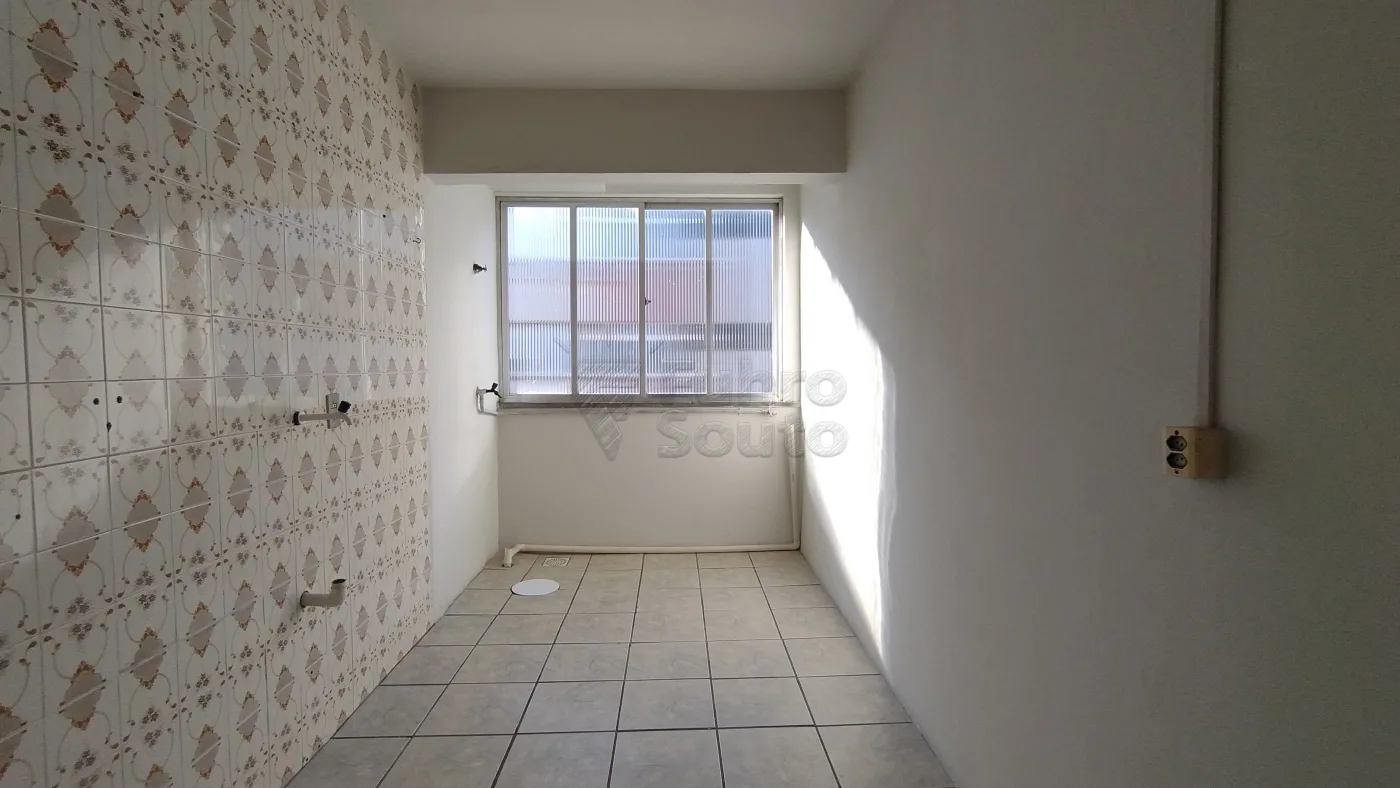 Comprar Apartamento / Padr&atilde;o em Pelotas R$ 175.000,00 - Foto 3