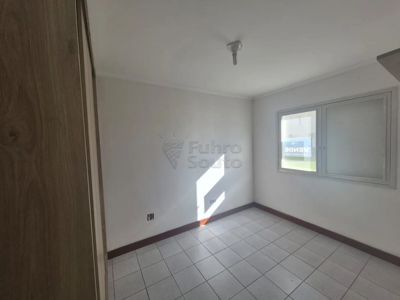 Comprar Apartamento / Padr&atilde;o em Pelotas R$ 165.000,00 - Foto 3