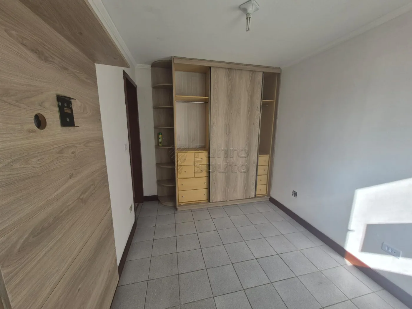 Comprar Apartamento / Padr&atilde;o em Pelotas R$ 165.000,00 - Foto 4