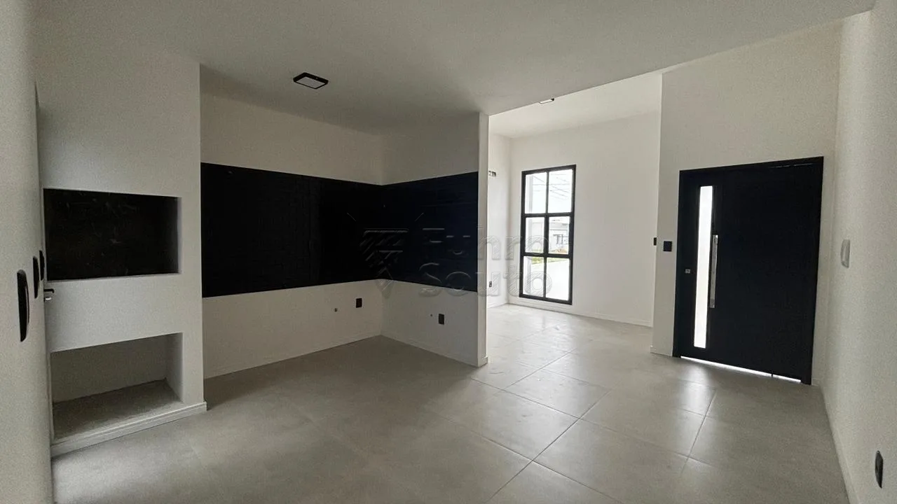 Comprar Casa / Padr&atilde;o em Pelotas R$ 320.000,00 - Foto 2