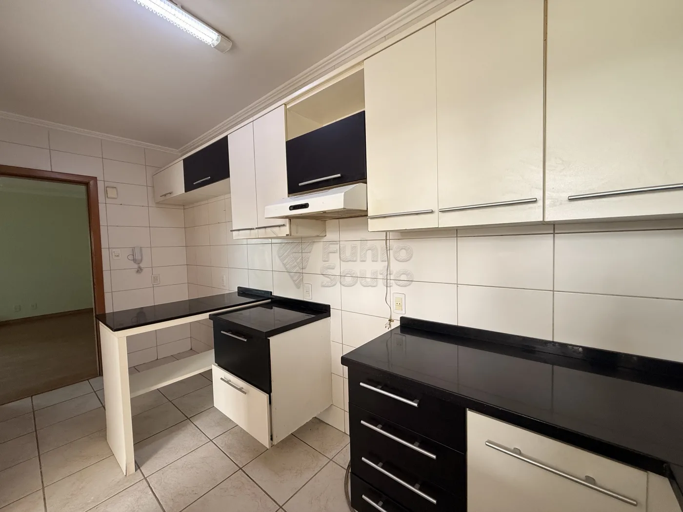 Comprar Apartamento / Padr&atilde;o em Pelotas R$ 650.000,00 - Foto 4