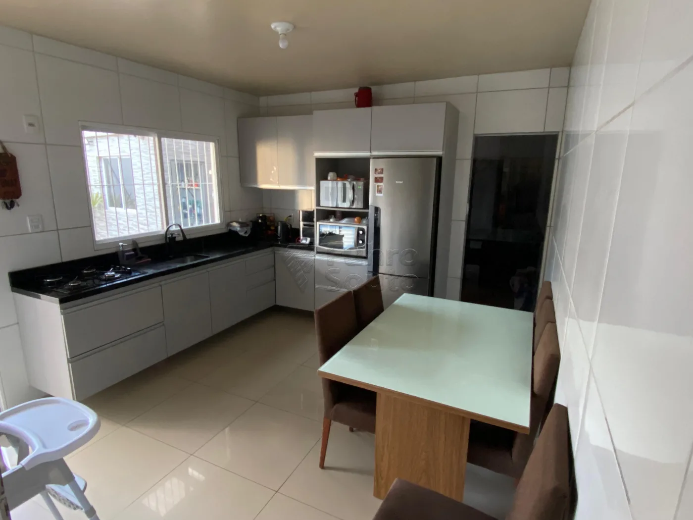 Comprar Casa / Padr&atilde;o em Pelotas R$ 320.000,00 - Foto 3