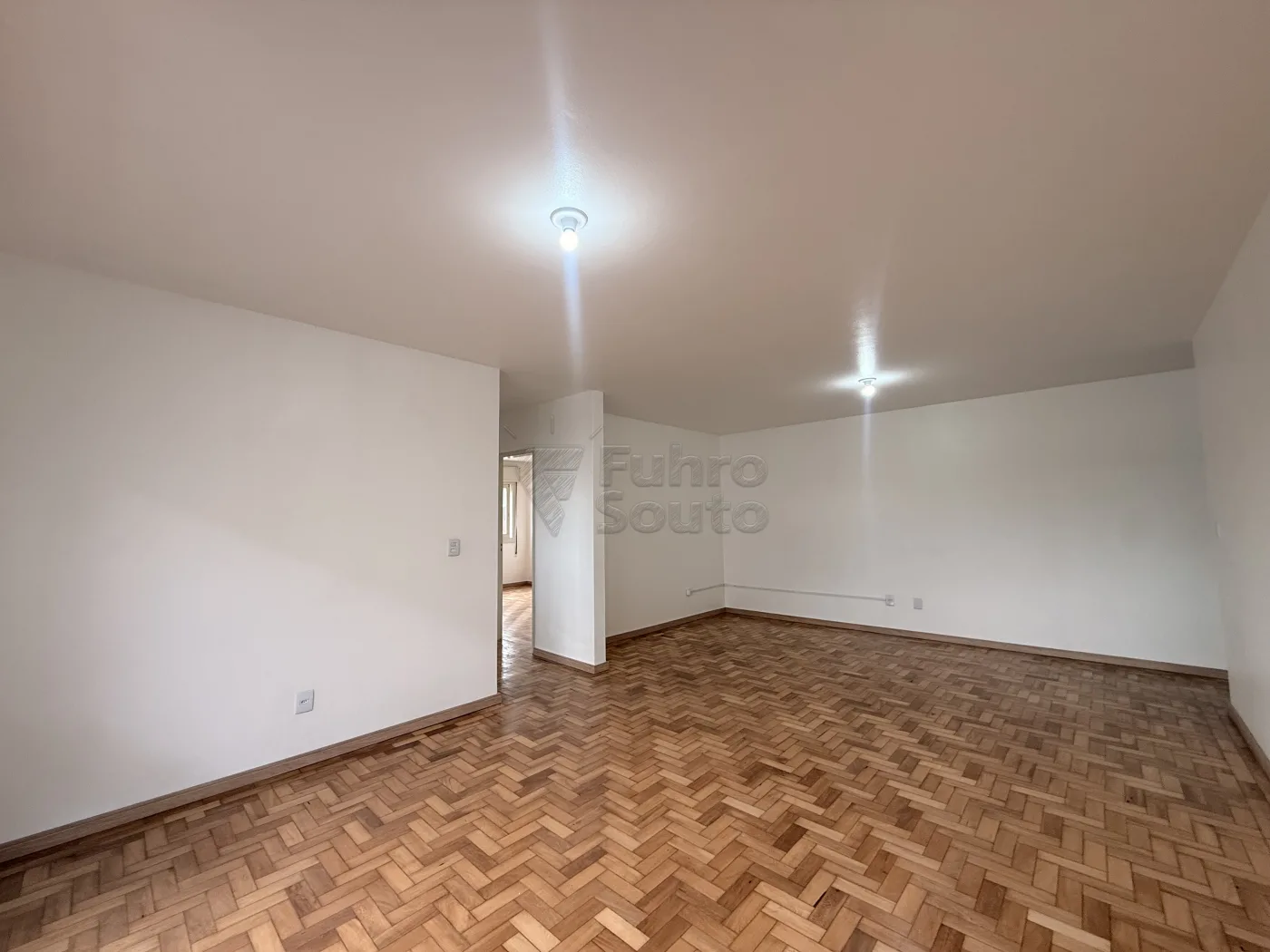 Comprar Apartamento / Padr&atilde;o em Pelotas R$ 295.000,00 - Foto 2