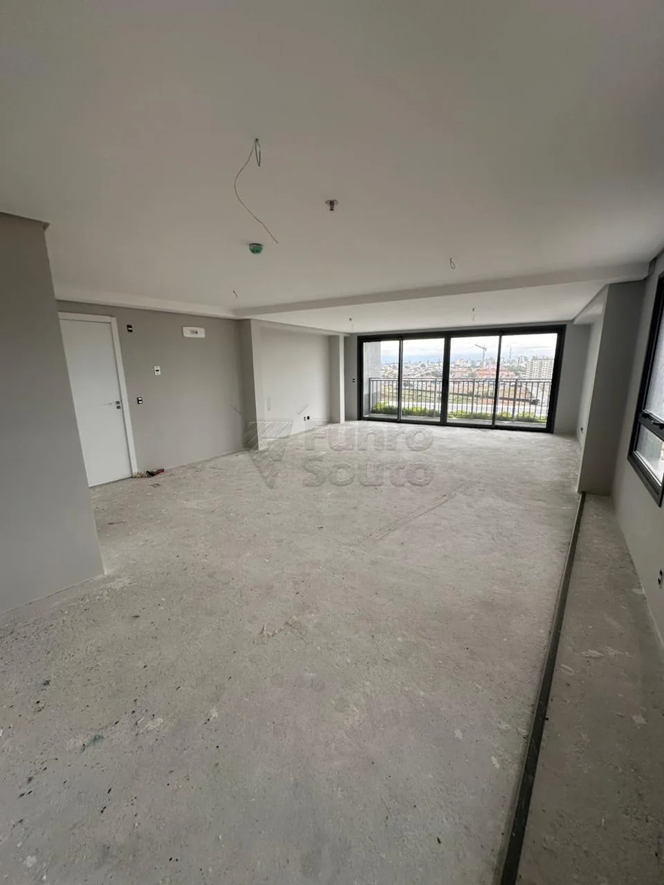 Comprar Comercial / Sala em Condom&iacute;nio em Pelotas R$ 950.000,00 - Foto 1