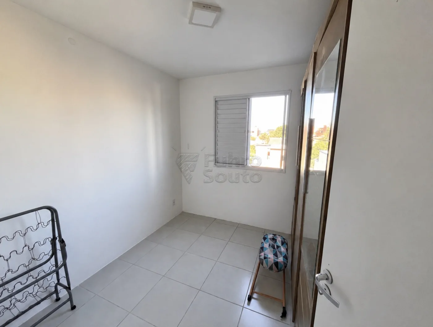 Comprar Apartamento / Padr&atilde;o em Pelotas R$ 171.000,00 - Foto 8