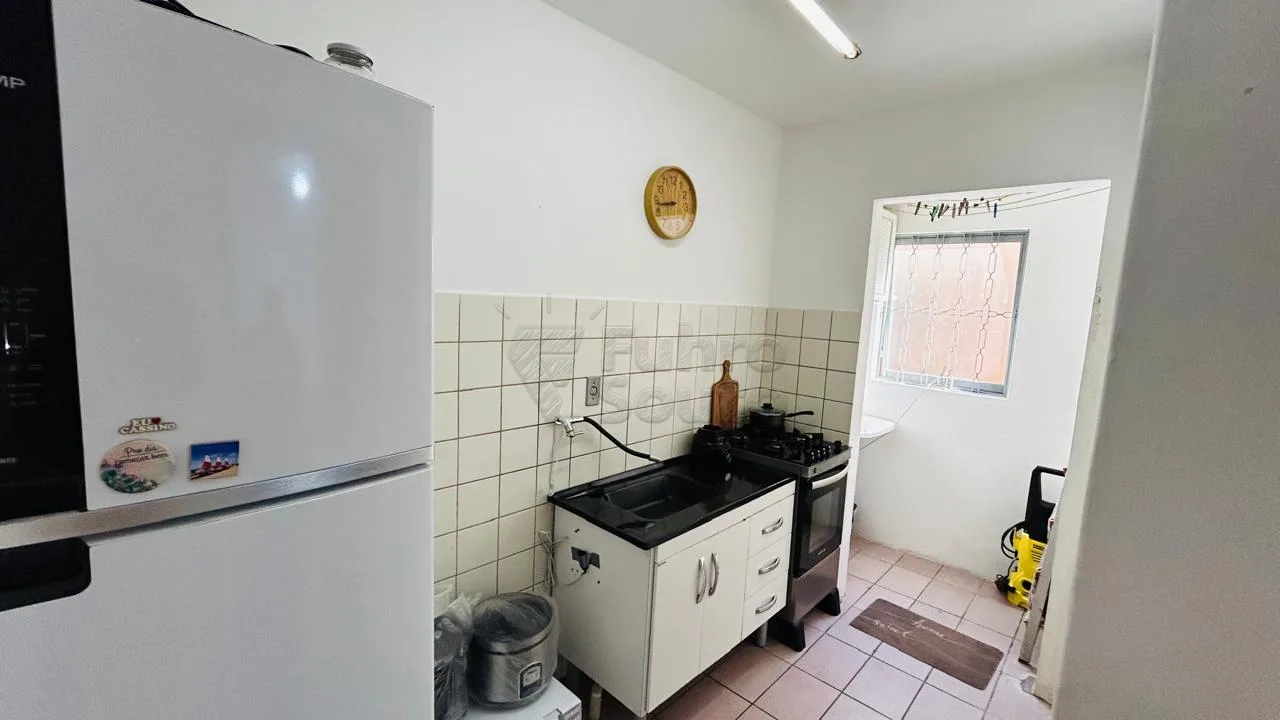 Comprar Apartamento / Padr&atilde;o em Pelotas R$ 130.000,00 - Foto 4