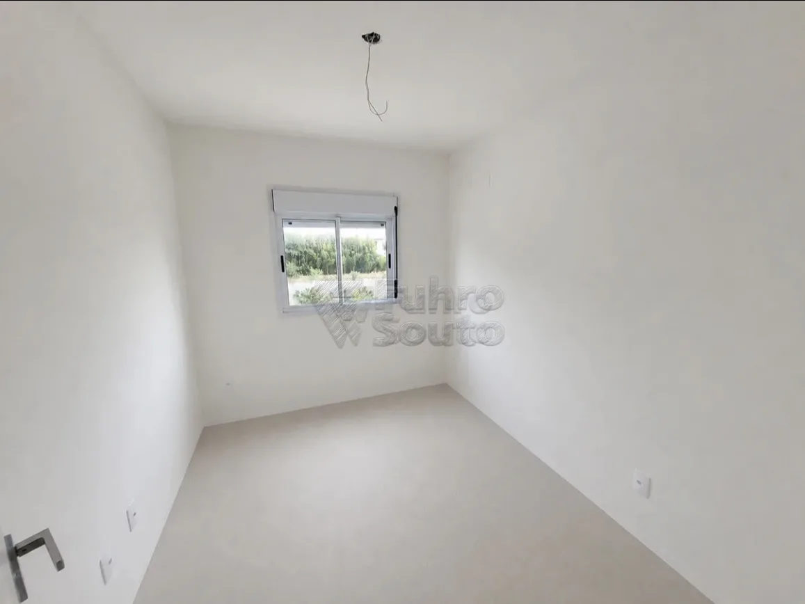Comprar Apartamento / Padr&atilde;o em Pelotas R$ 250.000,00 - Foto 2