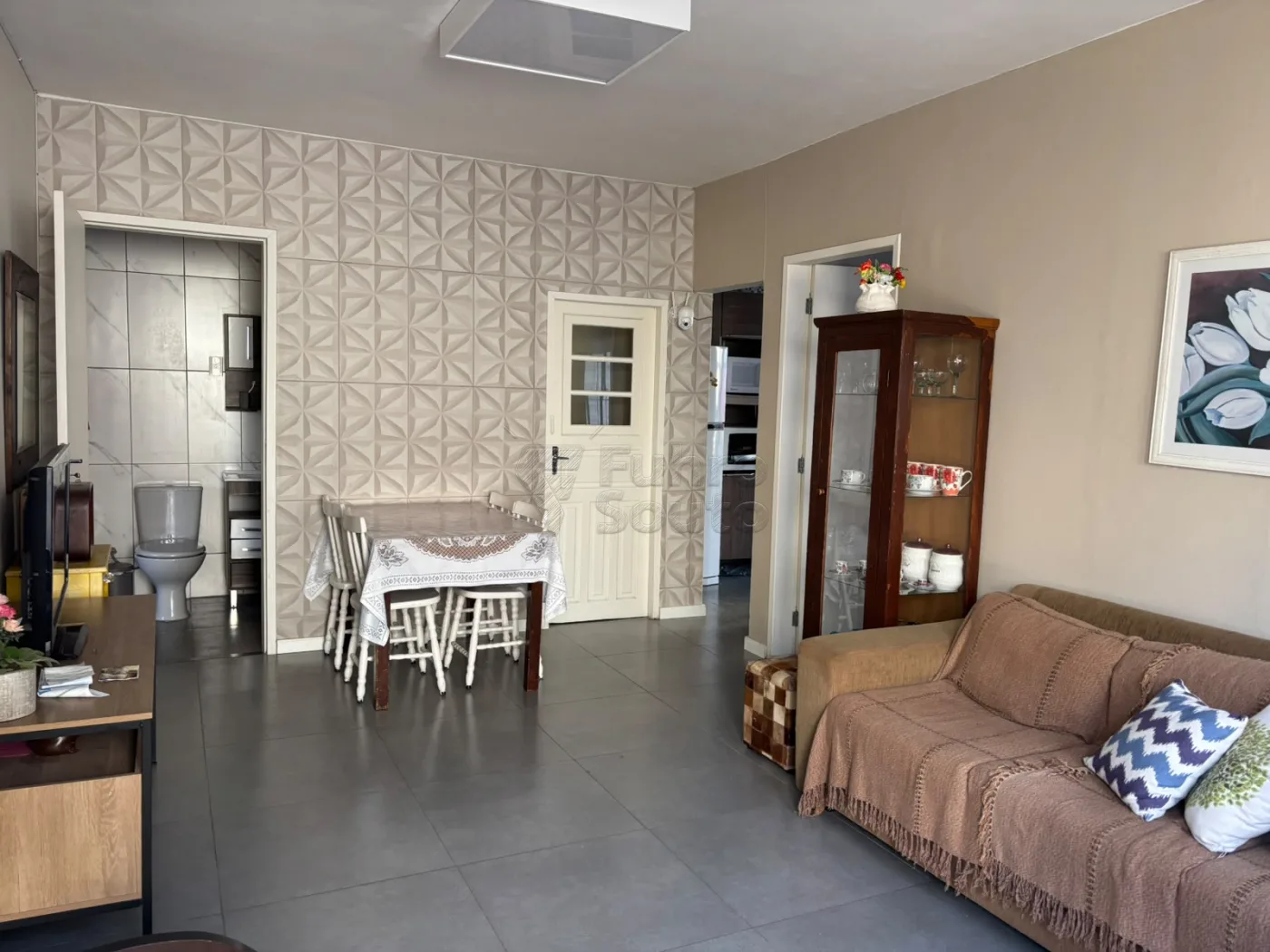Comprar Casa / Padr&atilde;o em Pelotas R$ 450.000,00 - Foto 1