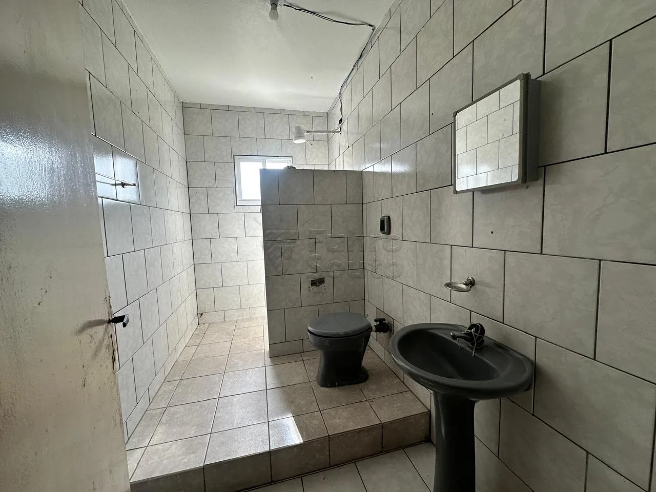 Comprar Casa / Padr&atilde;o em Pelotas R$ 375.000,00 - Foto 2