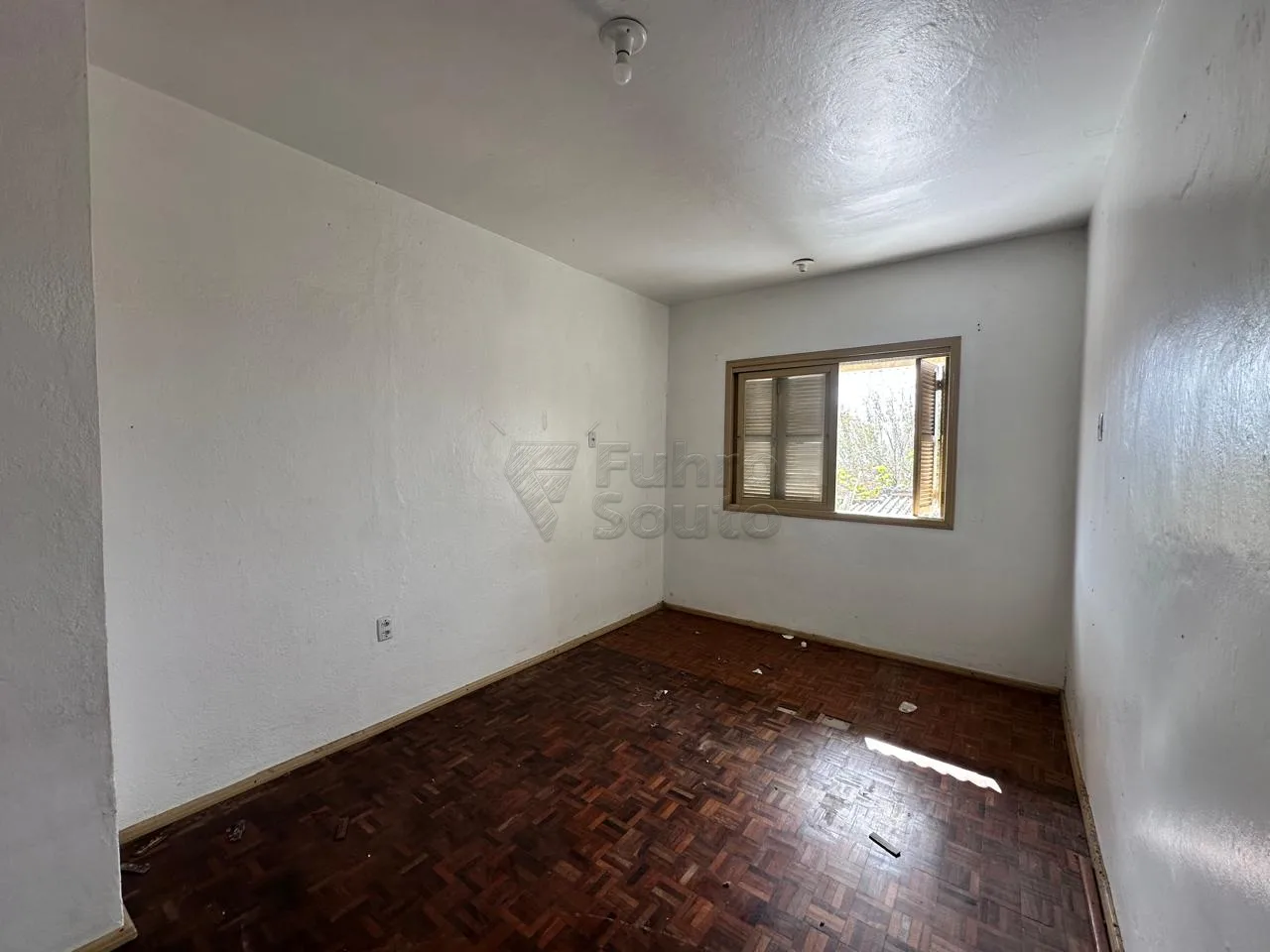 Comprar Casa / Padr&atilde;o em Pelotas R$ 375.000,00 - Foto 3