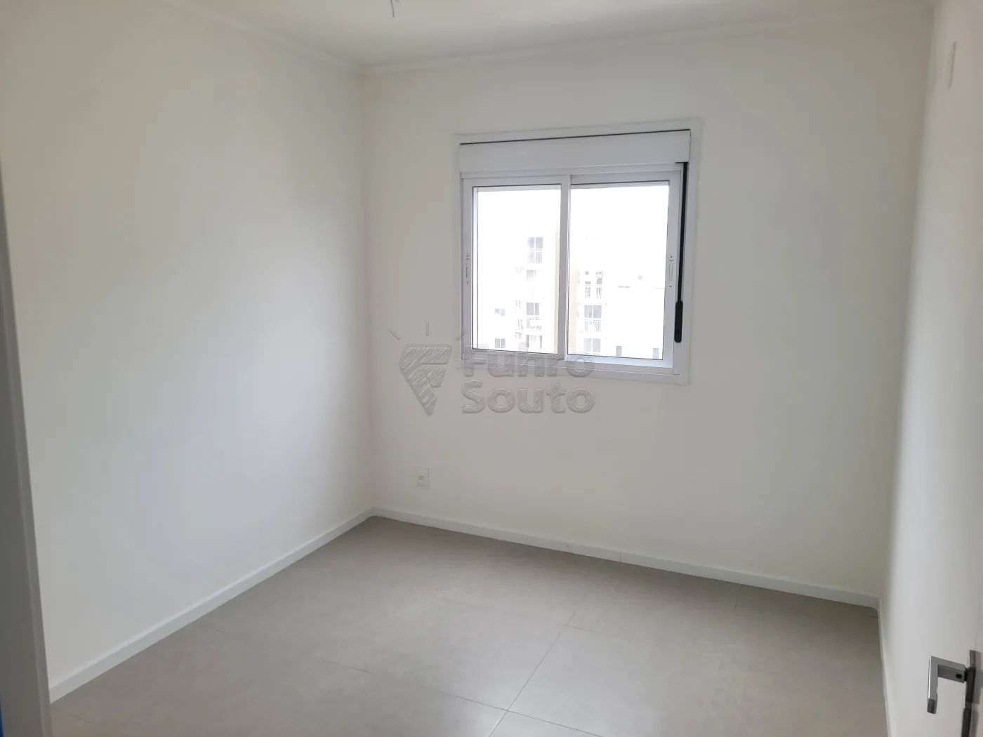 Comprar Apartamento / Padr&atilde;o em Pelotas R$ 270.000,00 - Foto 4