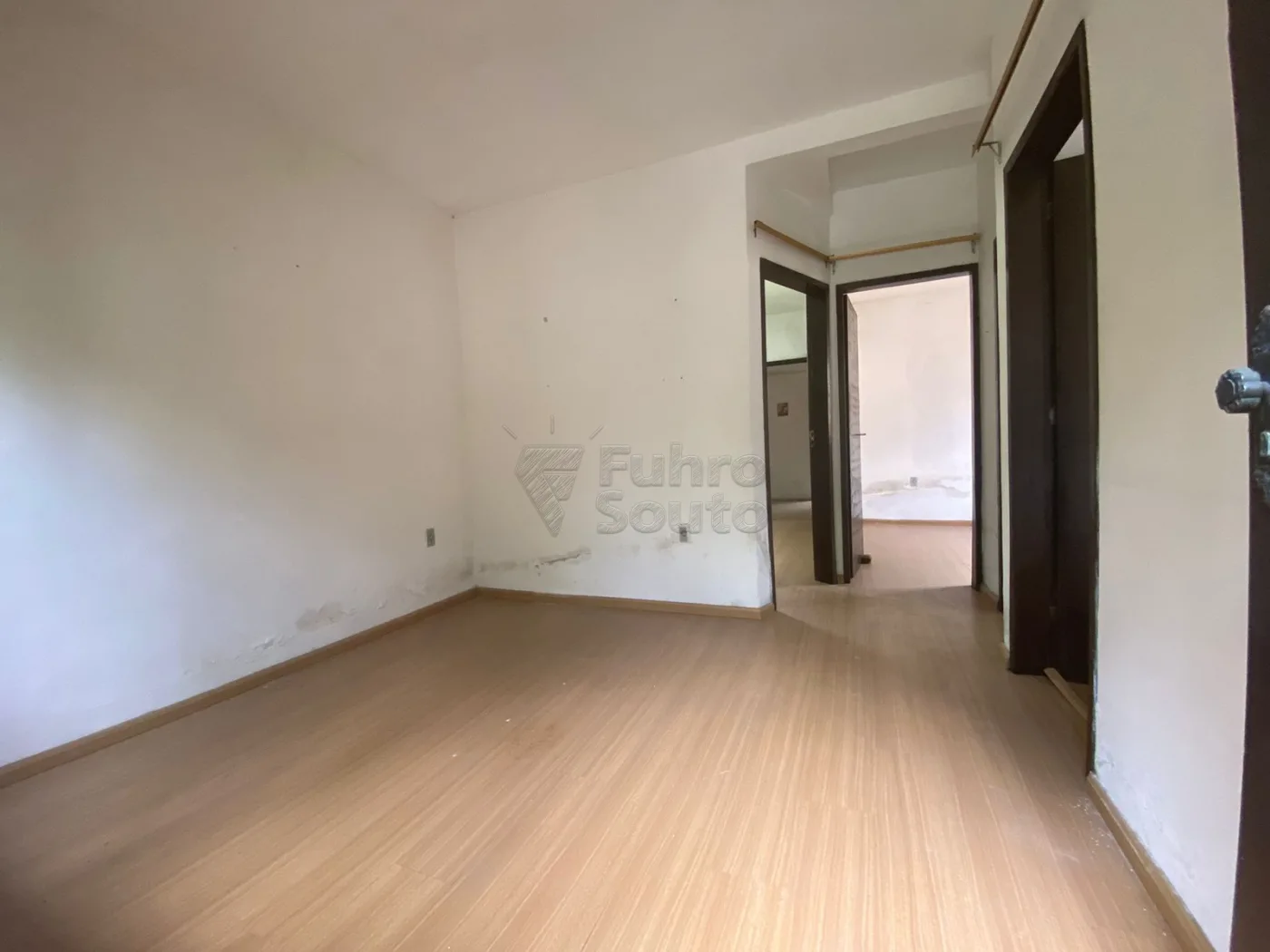 Comprar Casa / Padr&atilde;o em Pelotas R$ 320.000,00 - Foto 3