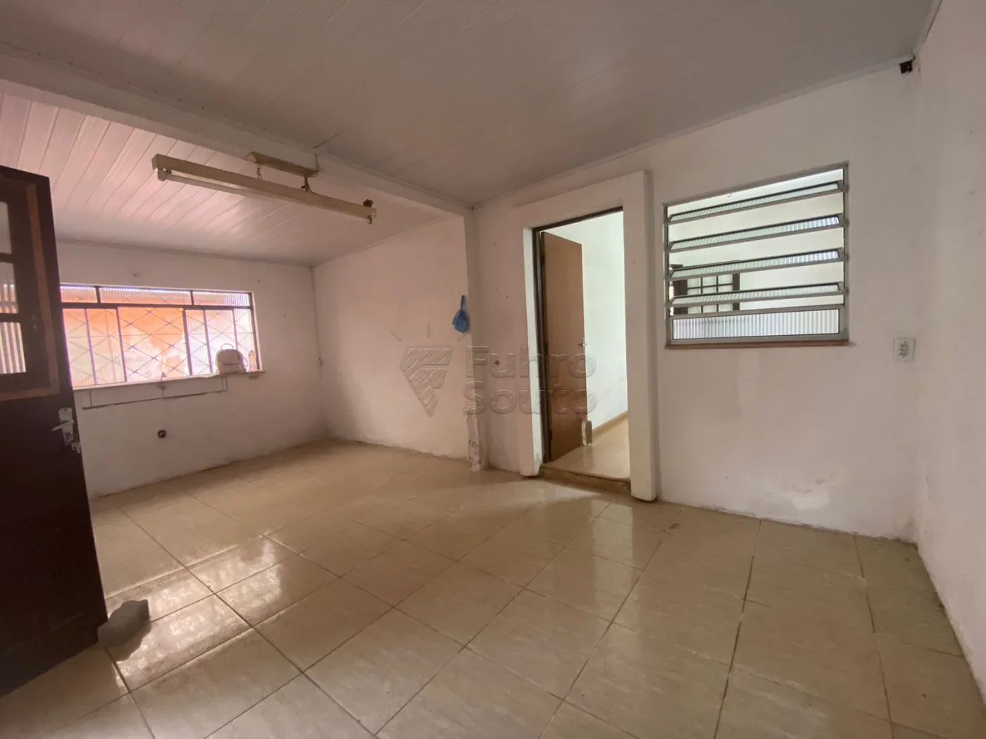 Comprar Casa / Padr&atilde;o em Pelotas R$ 320.000,00 - Foto 2