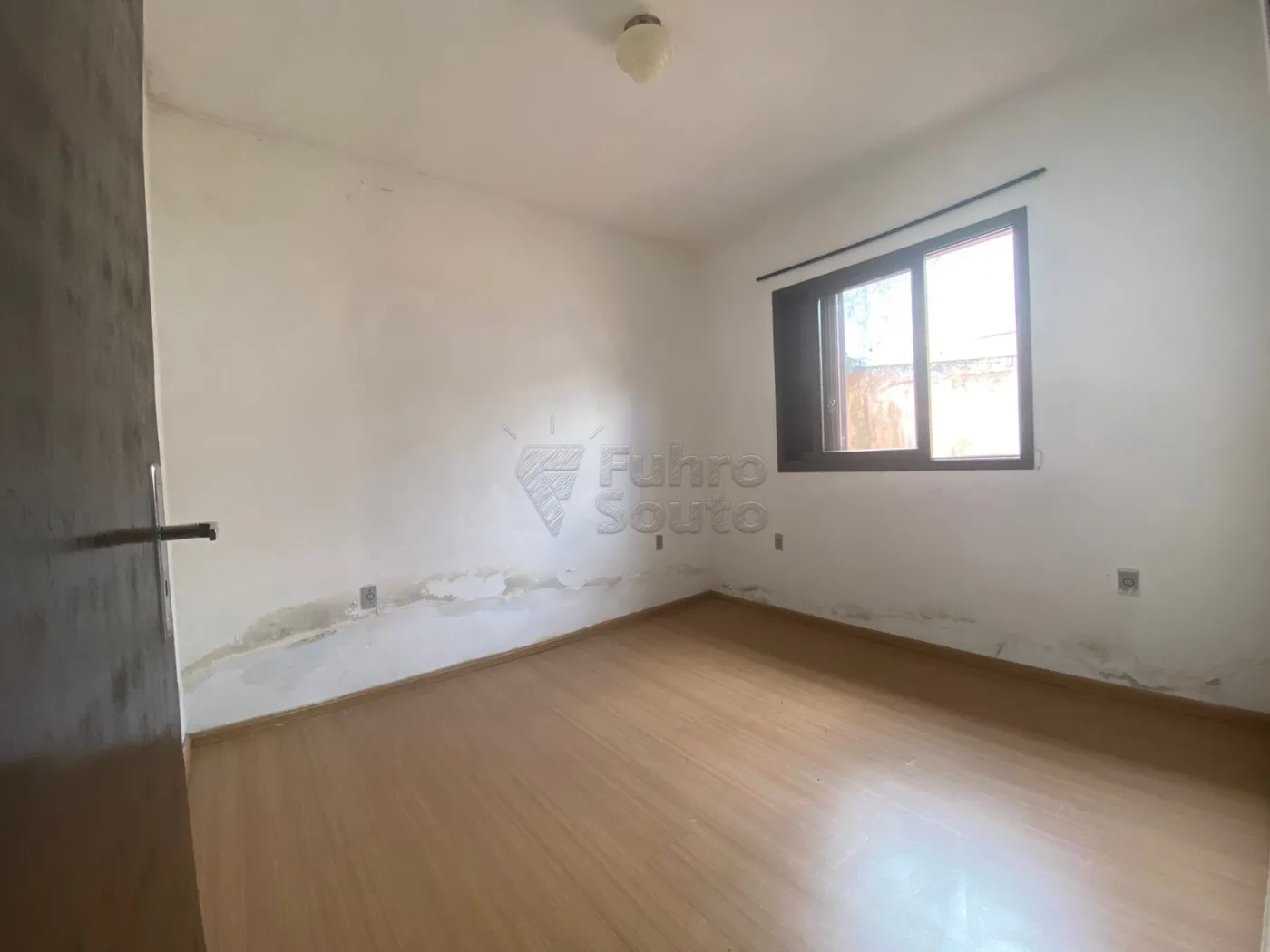 Comprar Casa / Padr&atilde;o em Pelotas R$ 320.000,00 - Foto 4