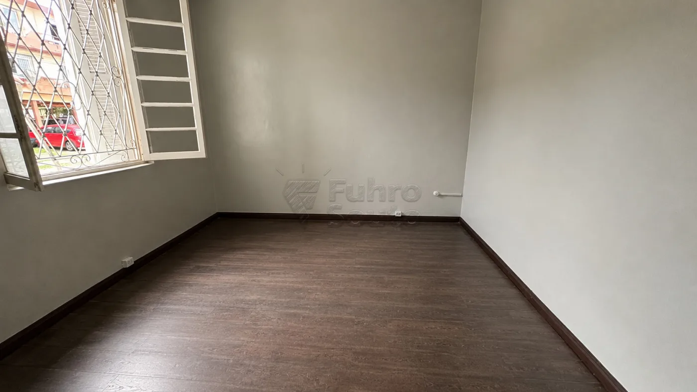 Comprar Casa / Padr&atilde;o em Pelotas R$ 299.900,00 - Foto 3