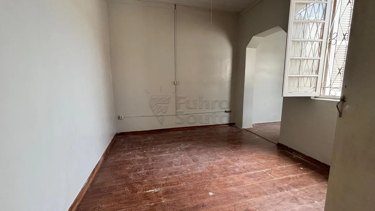 Comprar Casa / Padr&atilde;o em Pelotas R$ 299.900,00 - Foto 4