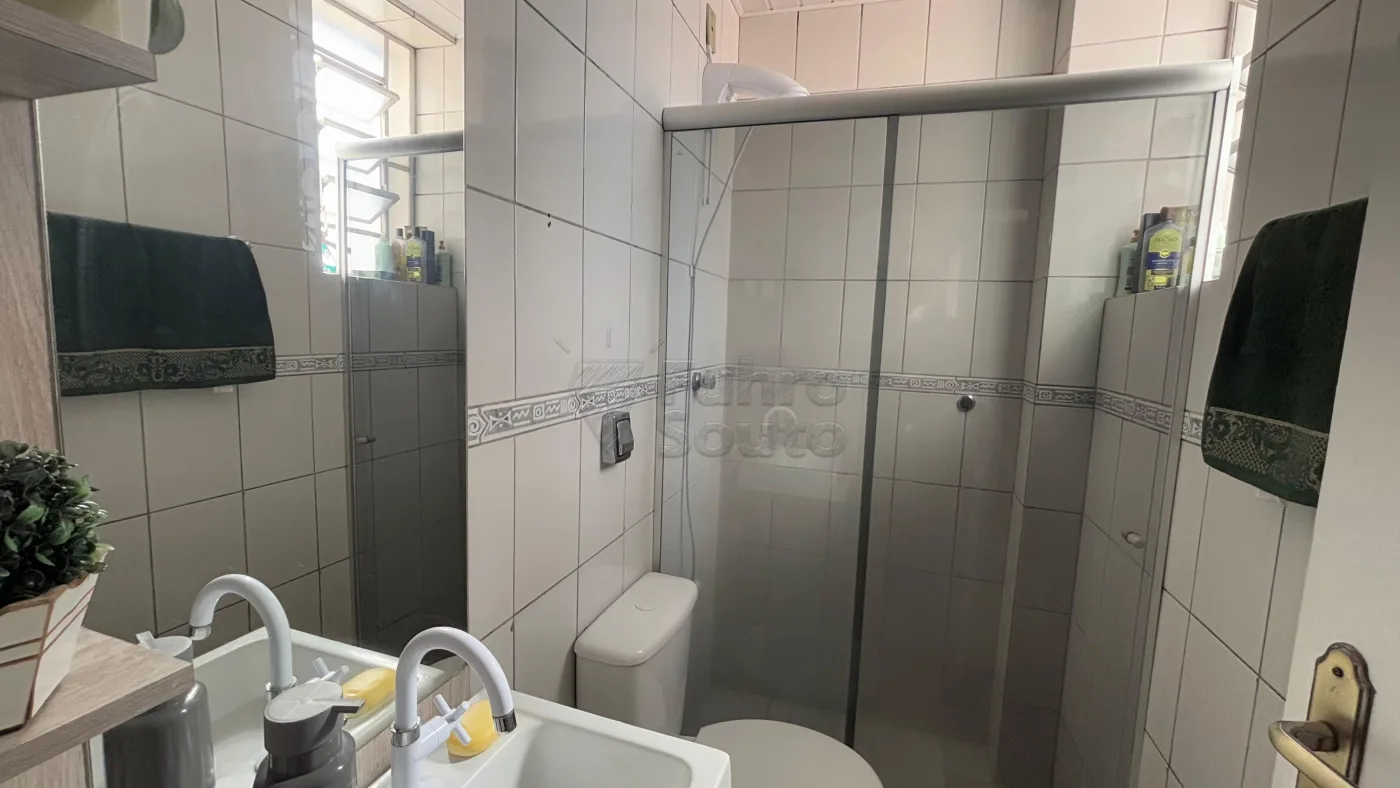 Comprar Apartamento / Padr&atilde;o em Pelotas R$ 320.000,00 - Foto 9