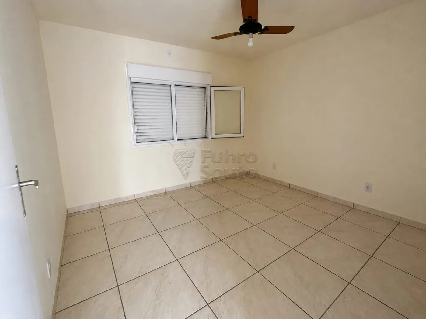 Comprar Apartamento / Padr&atilde;o em Pelotas R$ 124.900,00 - Foto 4