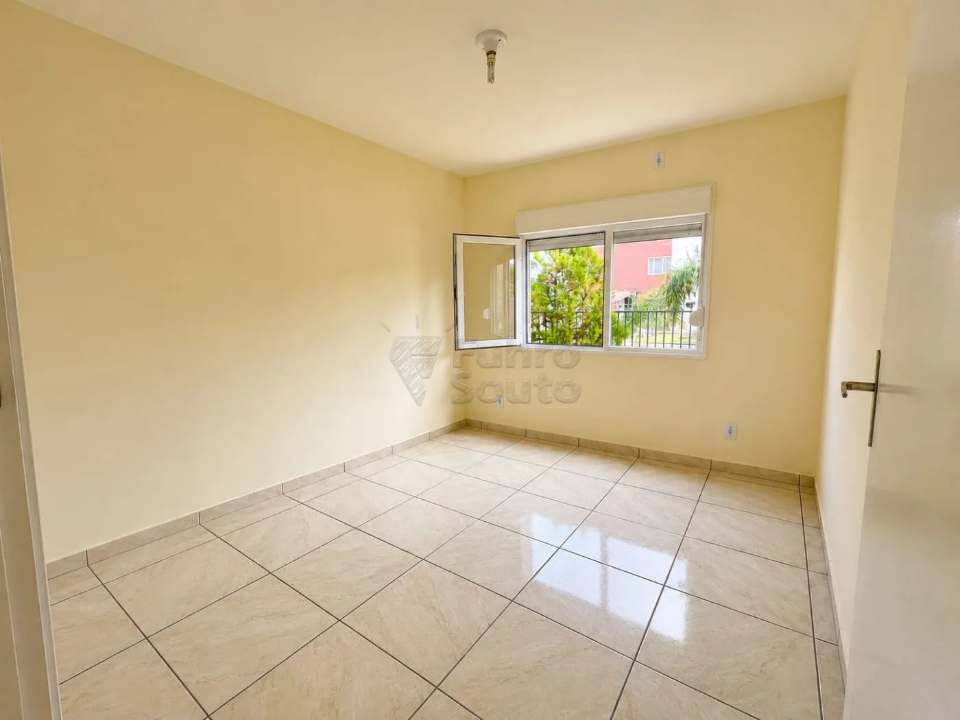 Comprar Apartamento / Padr&atilde;o em Pelotas R$ 124.900,00 - Foto 5