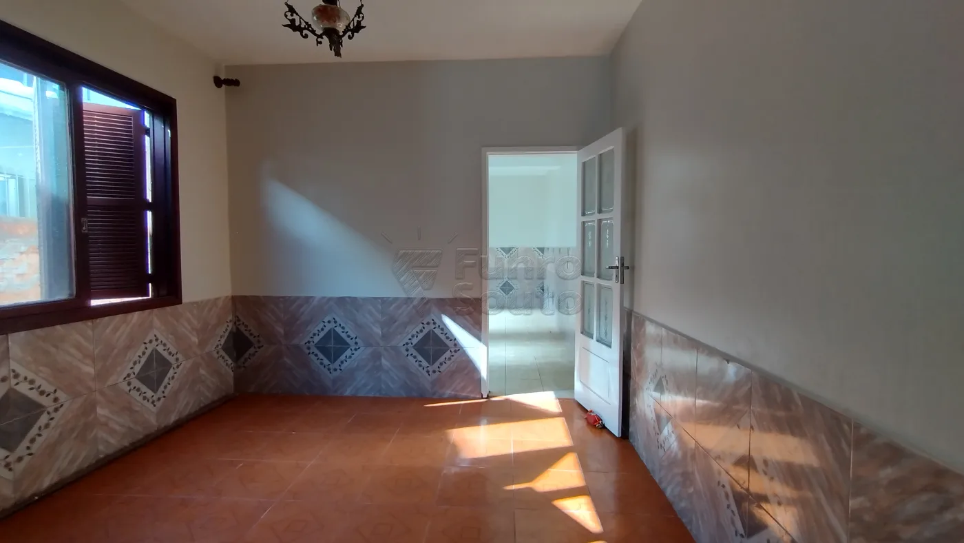 Comprar Casa / Padr&atilde;o em Pelotas R$ 320.000,00 - Foto 2
