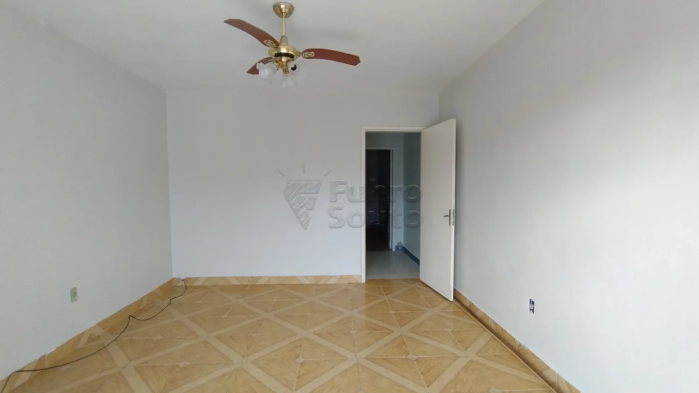 Comprar Casa / Padr&atilde;o em Pelotas R$ 320.000,00 - Foto 8