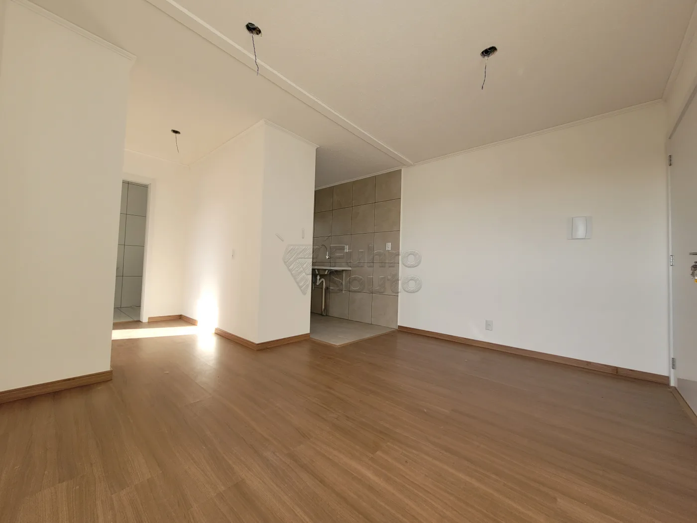 Alugar Apartamento / Padr&atilde;o em Pelotas R$ 900,00 - Foto 2
