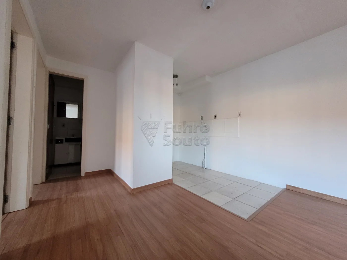 Comprar Apartamento / Padr&atilde;o em Pelotas R$ 155.000,00 - Foto 4