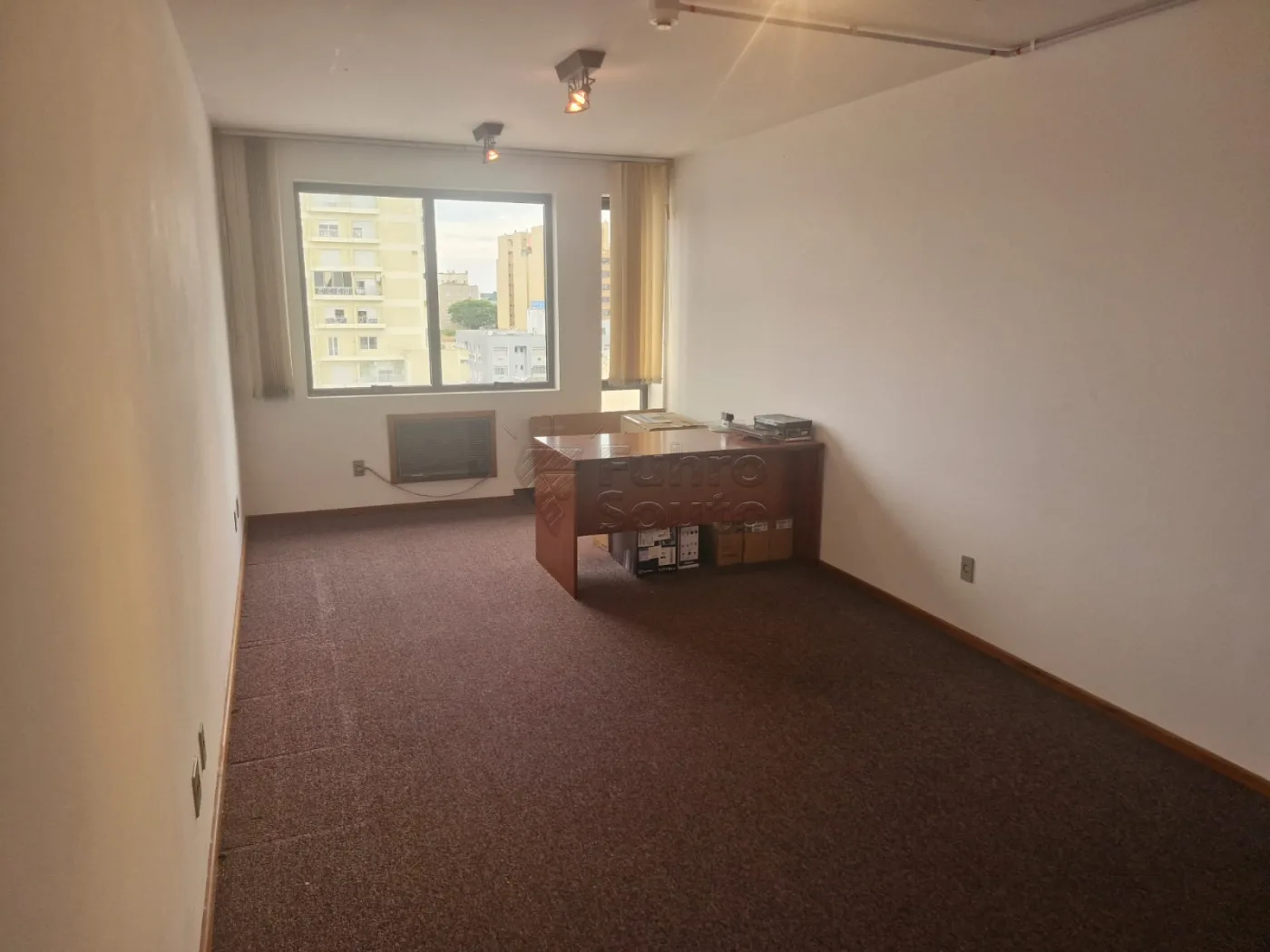 Alugar Comercial / Sala em Condom&iacute;nio em Pelotas R$ 300,00 - Foto 1