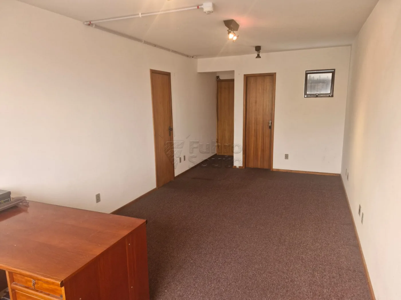 Alugar Comercial / Sala em Condom&iacute;nio em Pelotas R$ 300,00 - Foto 2