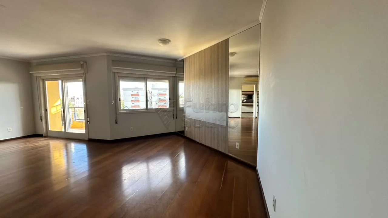 Comprar Apartamento / Padr&atilde;o em Pelotas R$ 700.000,00 - Foto 2
