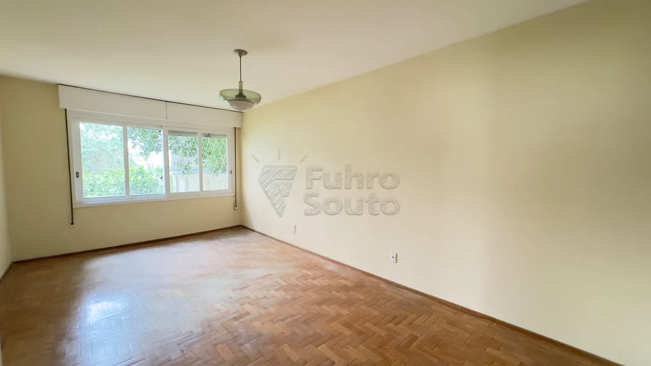 Comprar Casa / Padr&atilde;o em Pelotas R$ 920.000,00 - Foto 4