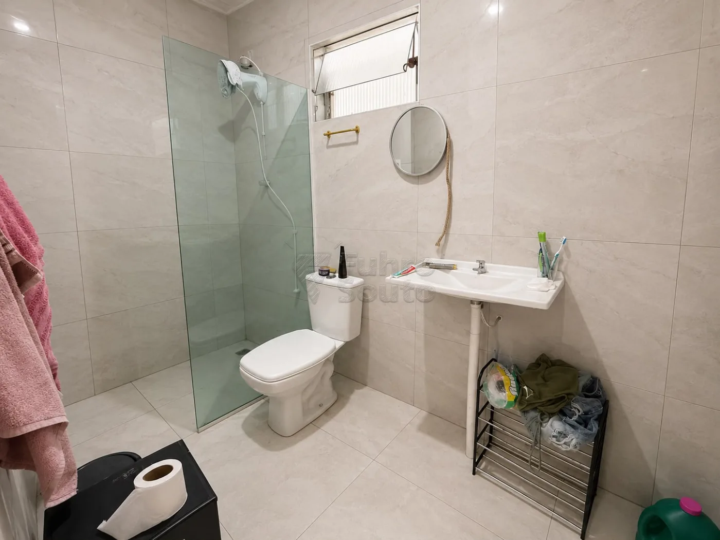 Comprar Casa / Padr&atilde;o em Pelotas R$ 280.000,00 - Foto 4