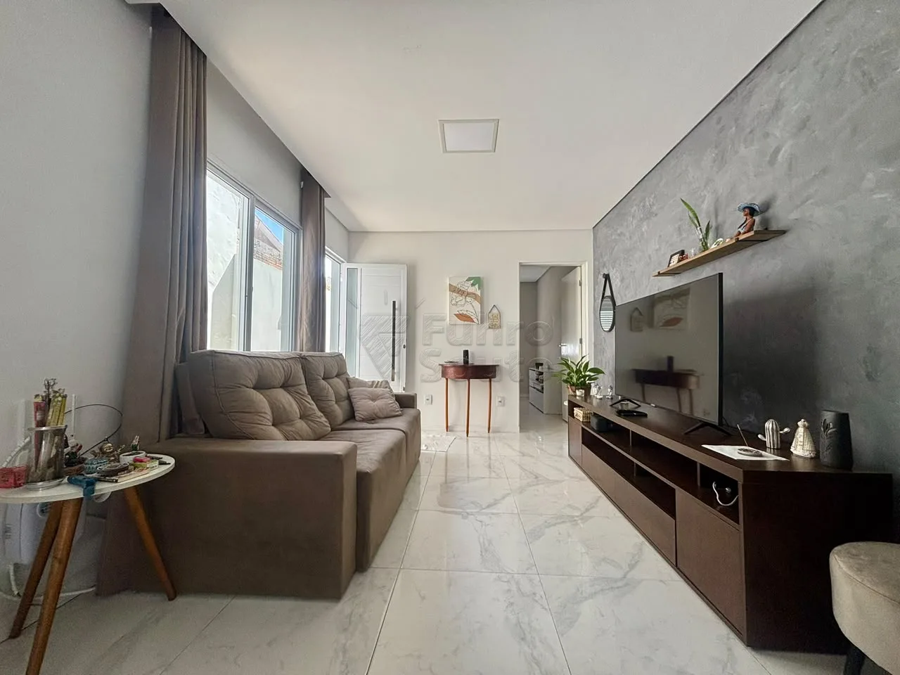 Comprar Casa / Padr&atilde;o em Pelotas R$ 270.000,00 - Foto 2