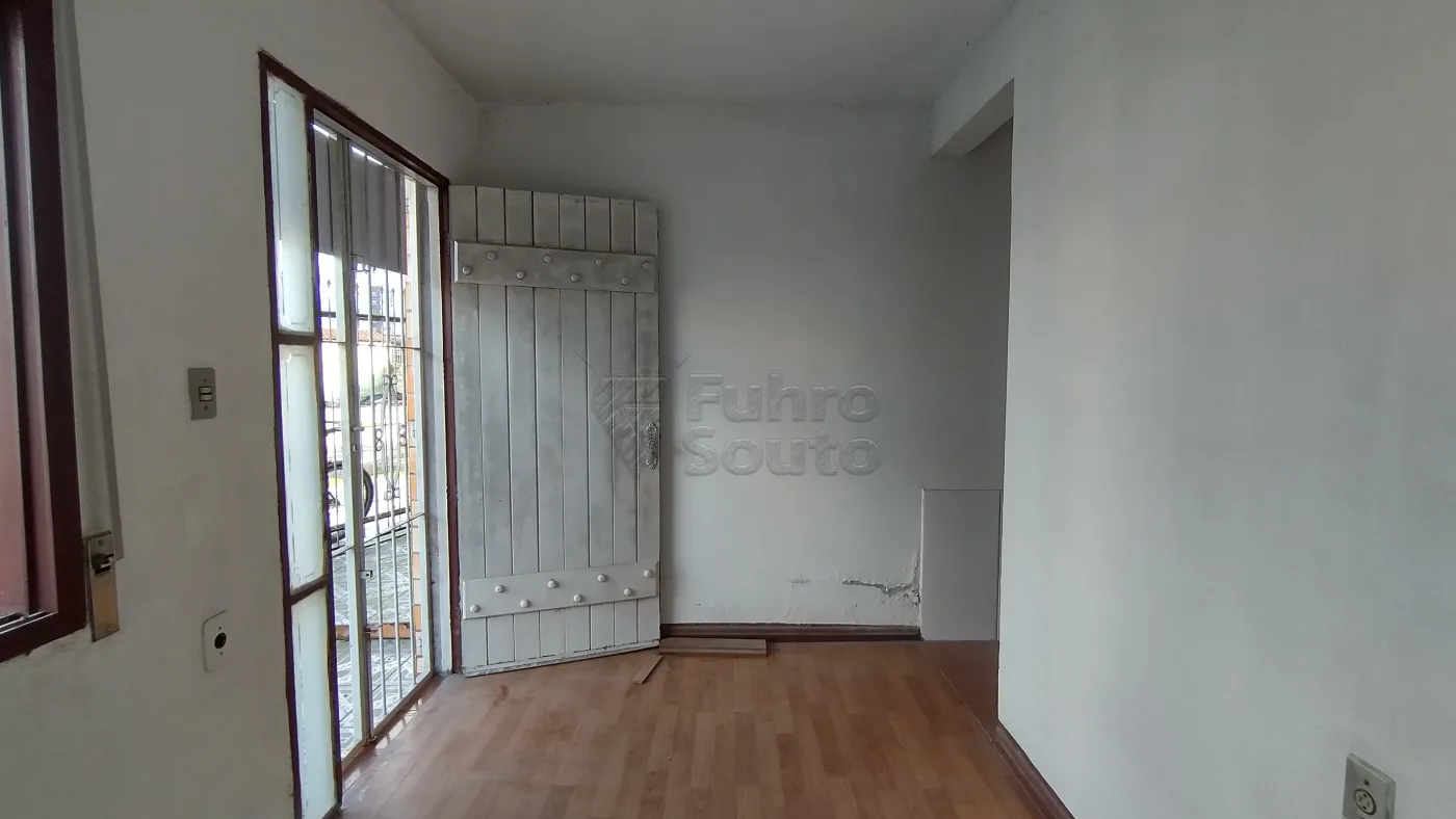 Comprar Casa / Padr&atilde;o em Pelotas R$ 350.000,00 - Foto 1